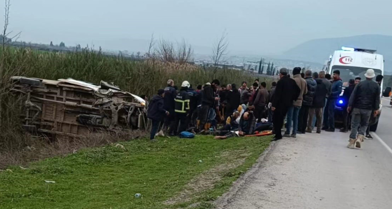 Kırıkhan’da tarım işçilerini taşıyan minibüs tarlaya uçtu: 13 yaralı