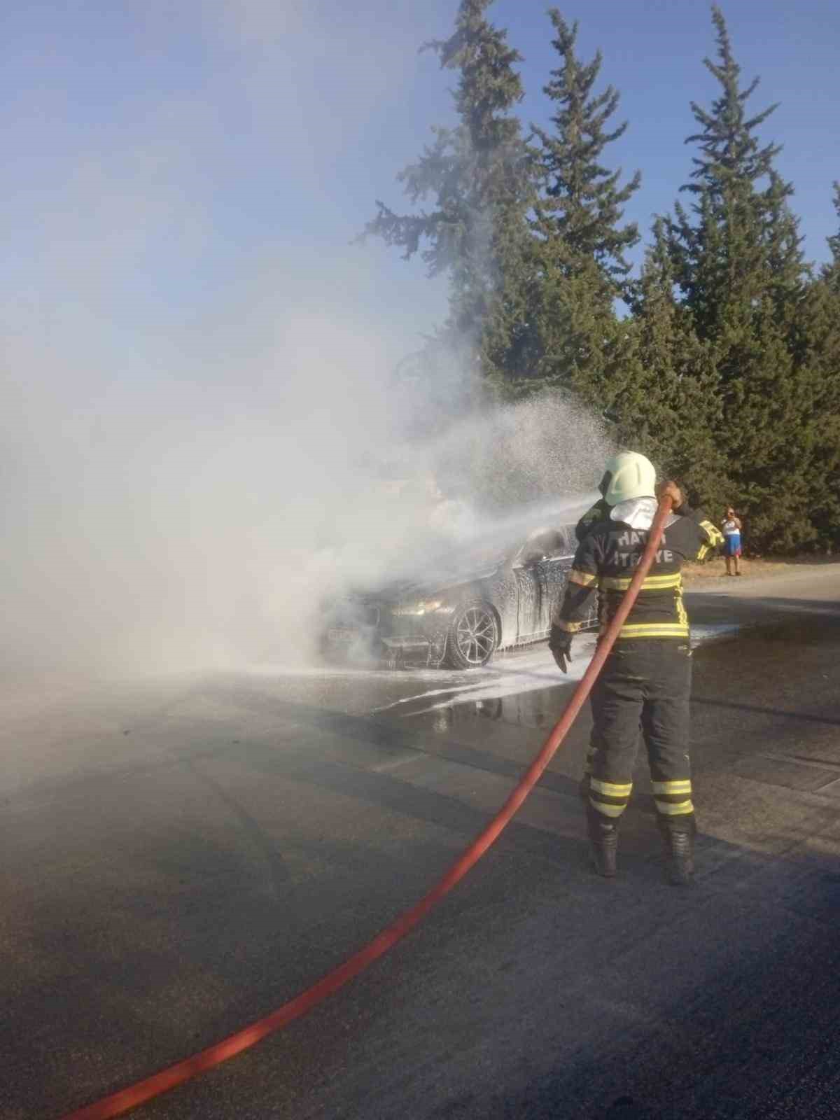 Antakya’da otomobil alev alev yandı