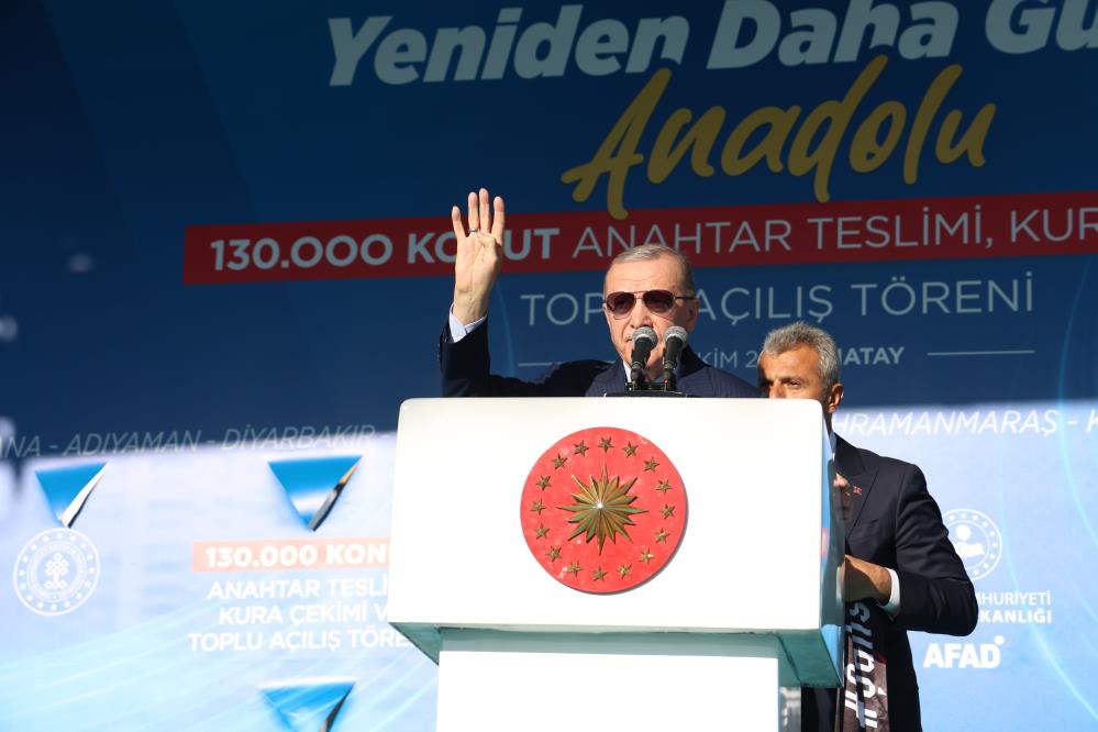 Cumhurbaşkanı Erdoğan Hatay’da afet konutu anahtar teslim törenine katıldı