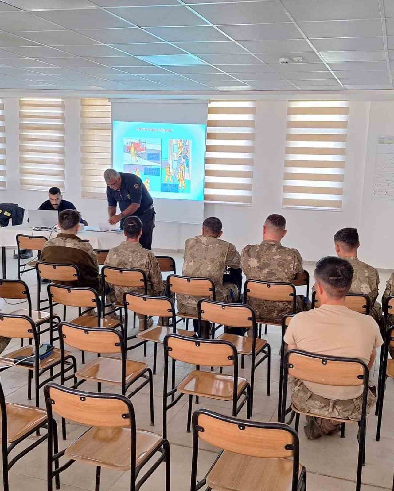 Hatay’da askerlere yangın güvenliği eğitimi verildi