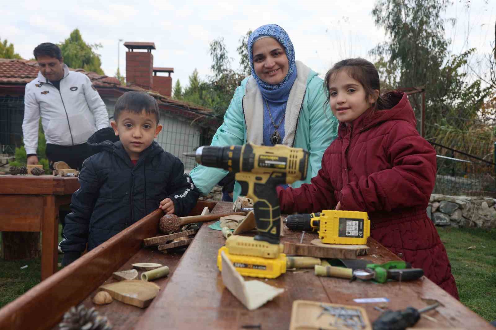 Çocuklar, hayallerindeki arabaları marangozluk atölyesinde aileleriyle birlikte yaptılar