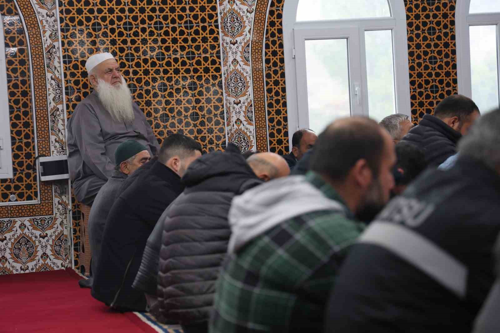 12 yıl sonra ülkesine dönecek olan Suriyeli hayırsever yaşadığı mahalleye cami yaptırdı