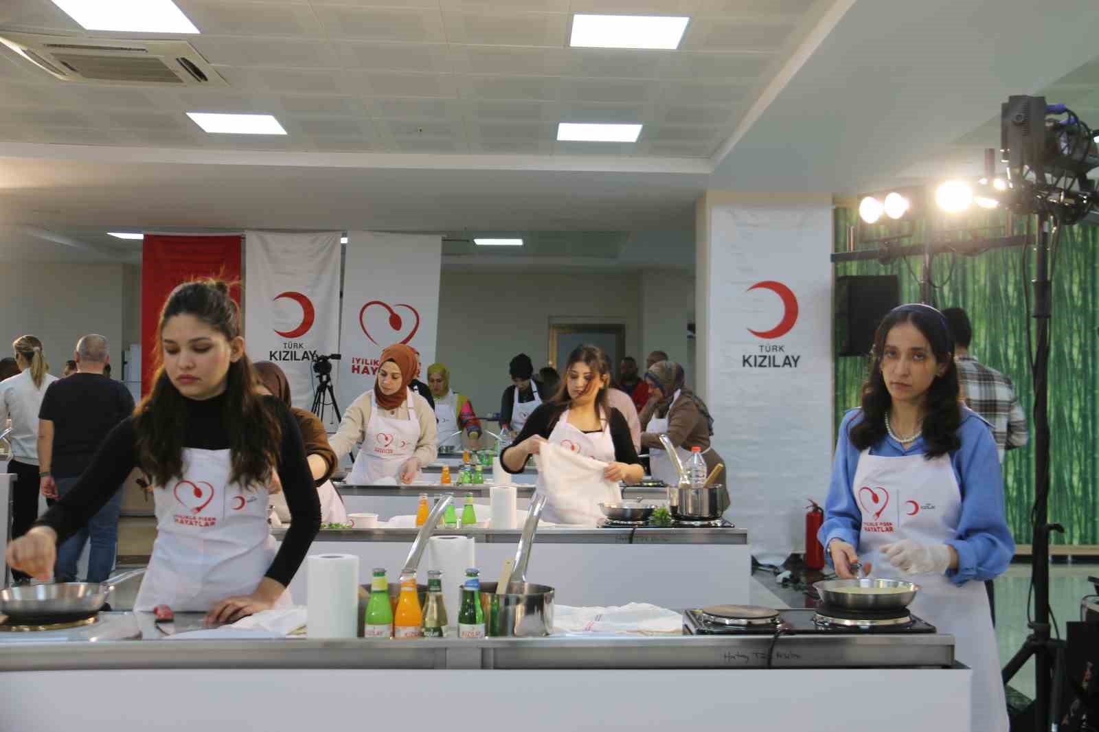 Kızılay’ın “İyilikle Pişen Hayatlar” projesiyle depremzede kadınlar aşçılık atölyesinde buluştu