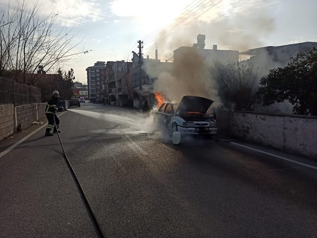 Payas’da seyir halindeki otomobil yandı